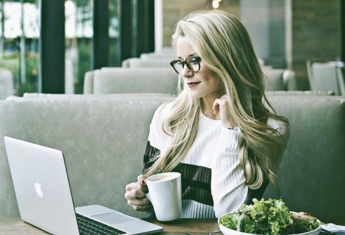 Équipe Neloriasivo travaillant sur l'analyse financière